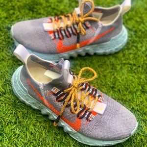 NIKE SPACE HIPPIE 01 VAST GREY HYPER CRIMSON